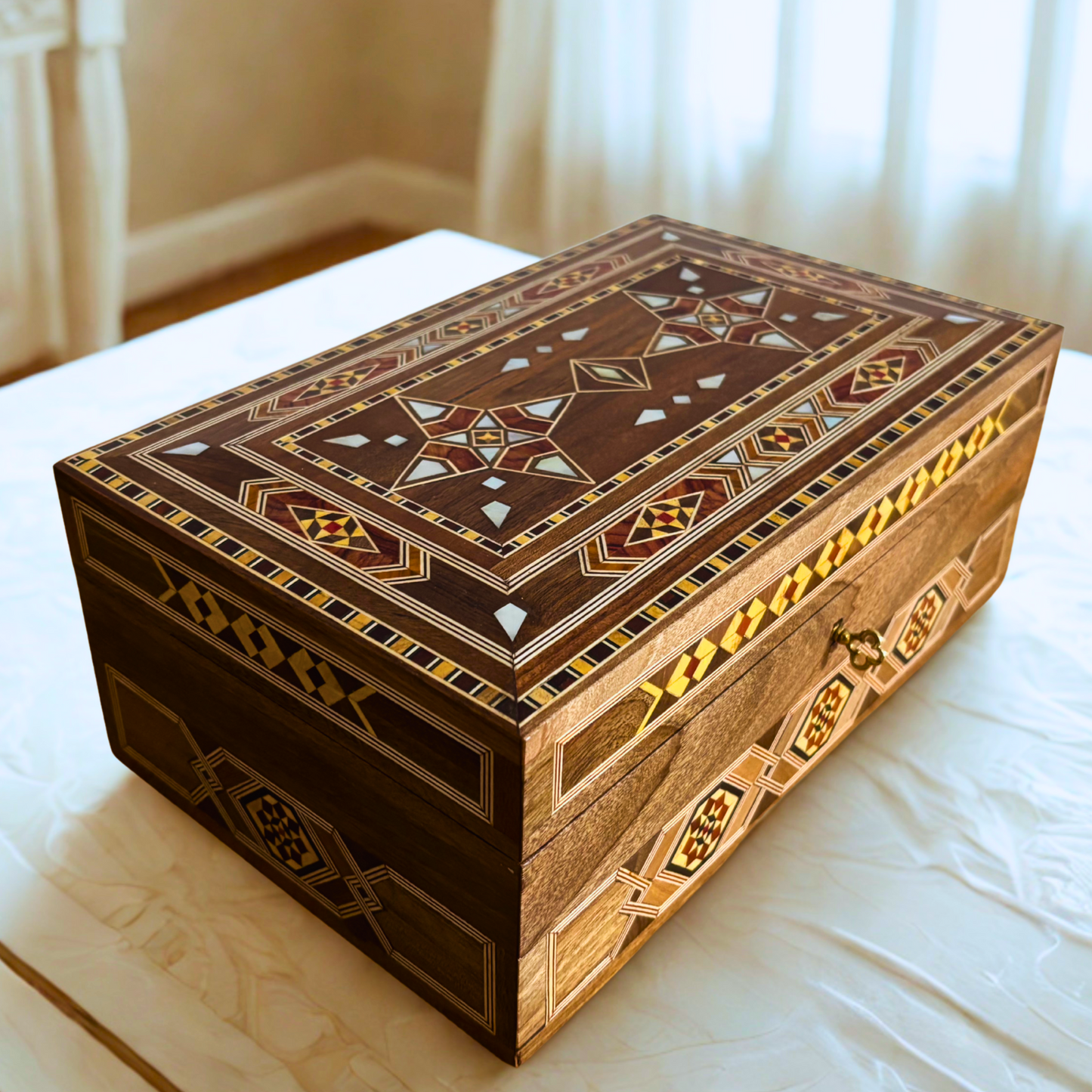 Büyük El Yapımı Damask Mozaik Kutusu – Kilitli, Çok Katlı Ahşap Takı ve Hatıra Kutusu, Sedef Kakmalı