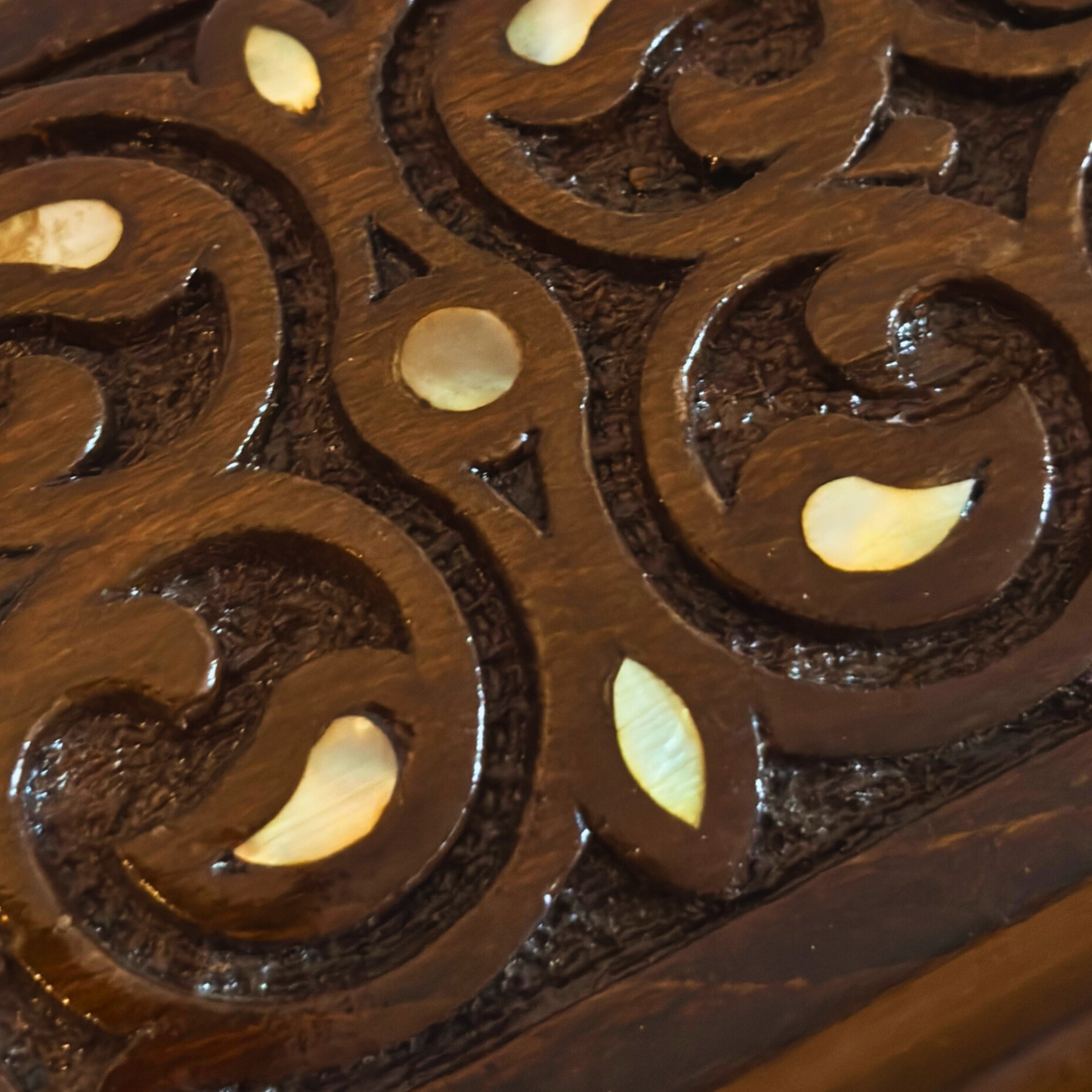 El Oyması Kayın Ahşap Kutu – Ceviz Rengi ve Sedef İşlemeli