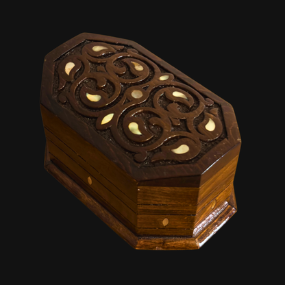 Ręcznie Rzeźbione Pudełko z Buku – Masa Perłowa i Wykończenie Orzechowe