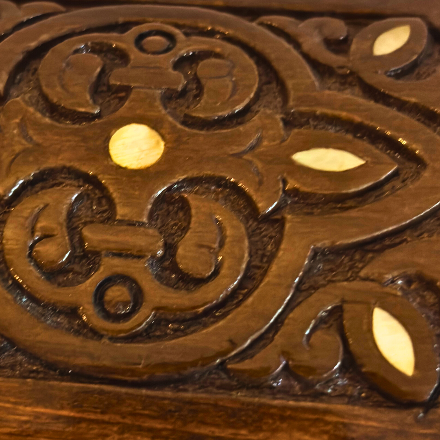 Boîte en Hêtre Sculptée à la Main – Nacre & Velours, Design Oriental Intemporel