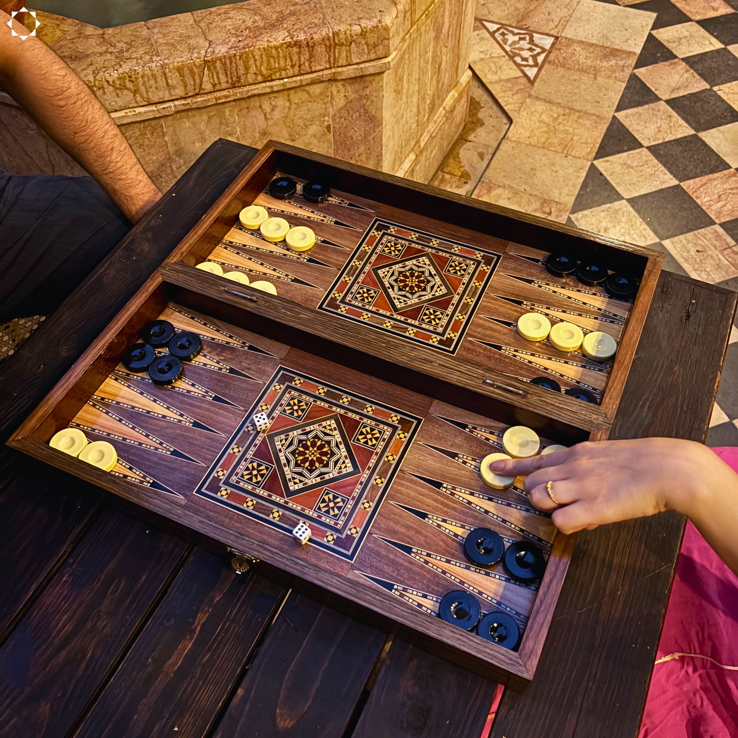 Mesa Damasquina de Xadrez e Backgammon Feita à Mão por Gaby Al Dayeh – Design Clássico com Madrepérola