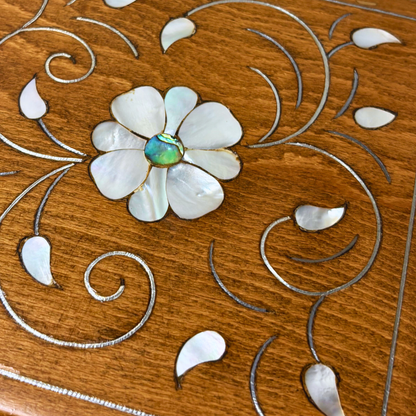 Handgefertigte Luxusbox aus Damaskus – Perlmutt & Samteleganz