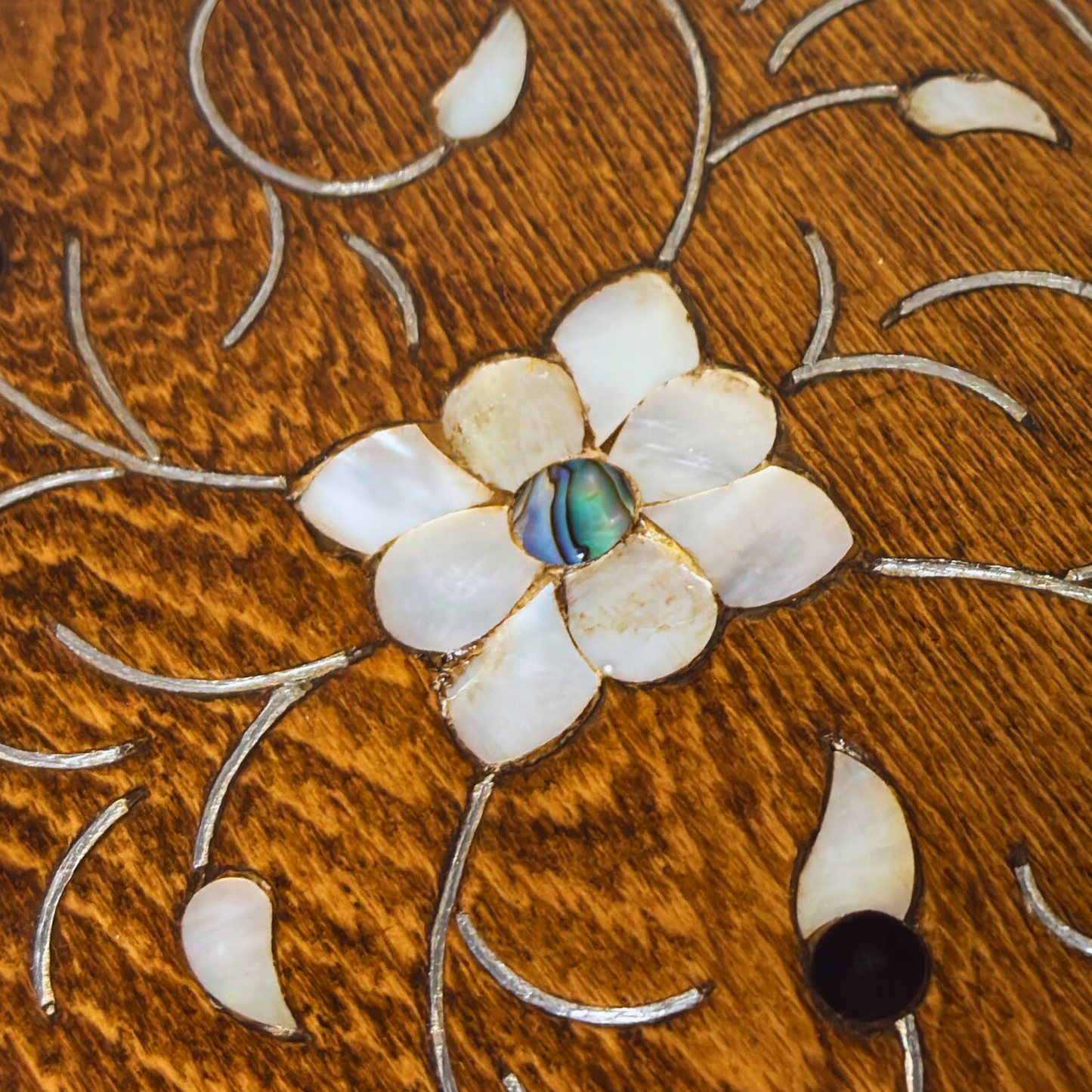 Handgefertigte Luxusbox aus Damaskus – Perlmutt & Samteleganz