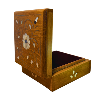 Handgefertigte Luxusbox aus Damaskus – Perlmutt & Samteleganz