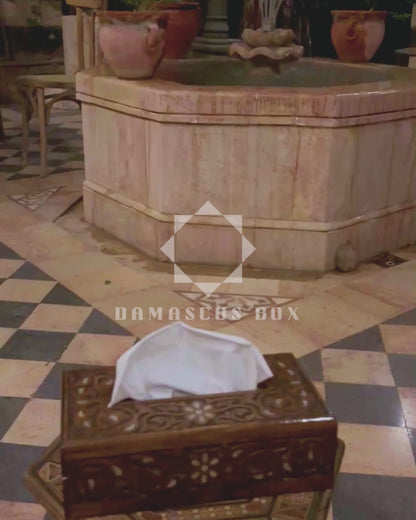 Caja de Pañuelos Tallada a Mano en Haya – Acabado Nogal con Nácar