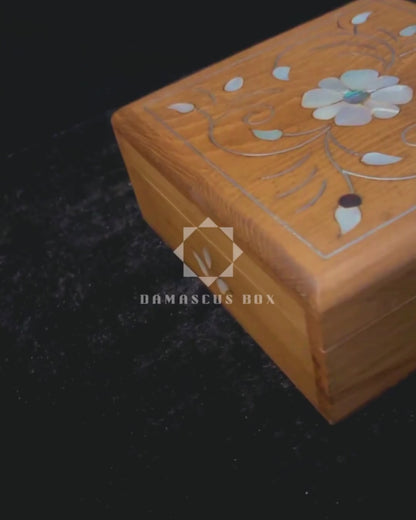 Handgefertigte Luxusbox aus Damaskus – Perlmutt & Samteleganz